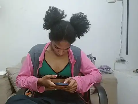 angelamariebandary Adlı Modelin Canlı XXX Sohbeti