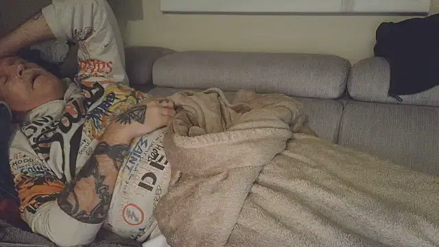 overmydadbody222's Live XXX Chat