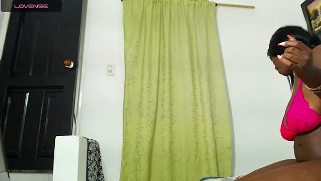 KloiDennis77's Live XXX Chat
