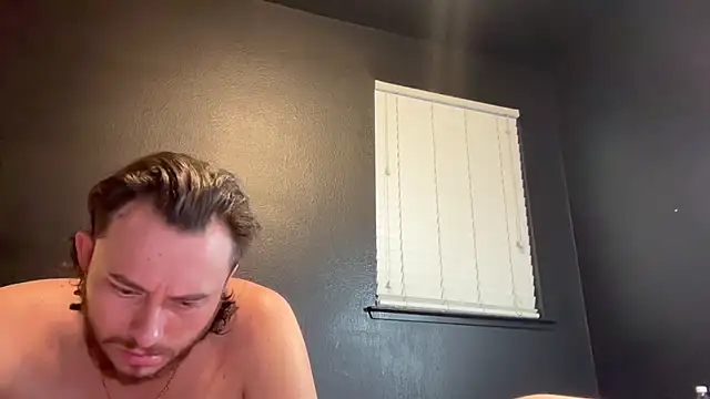 צ'אט XXX בשידור חי של hungandcloudy