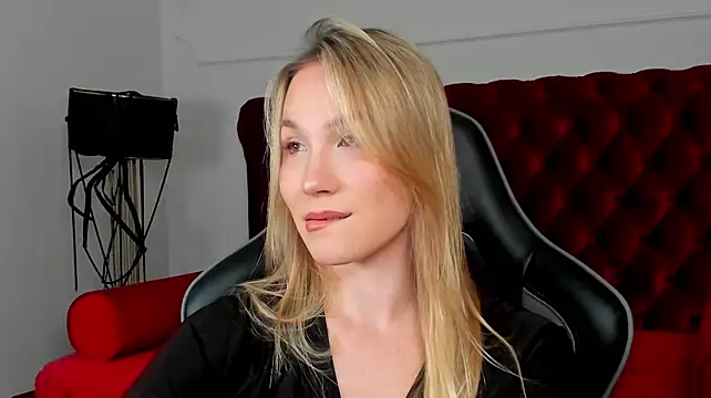 ElaraVoltage's Live XXX Chat