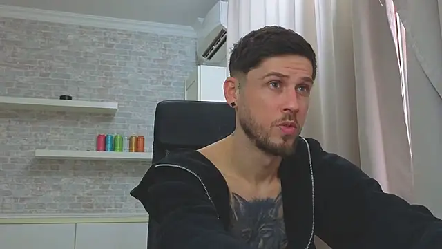 JonahShaw Adlı Modelin Canlı XXX Sohbeti