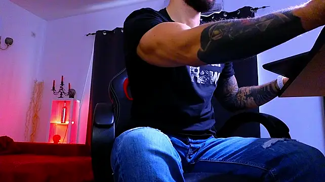 Czat XXX na żywo – MightyAaron66