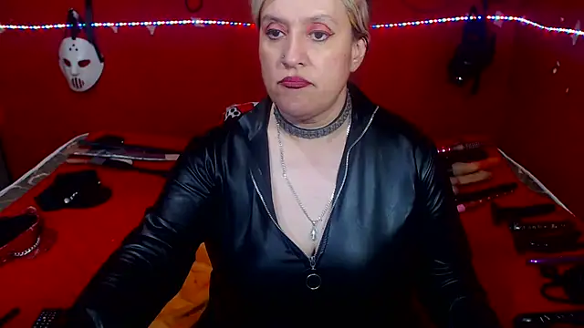 XXX chat uživo modela MATURE_Randy