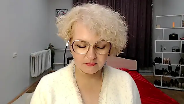 BlondeBrilliant7's Live XXX Chat