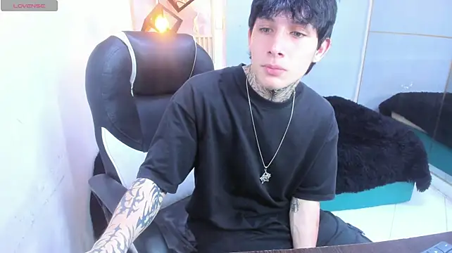 Cry_thereal élő XXX-chatje