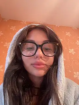 SilkyMira Adlı Modelin Canlı XXX Sohbeti