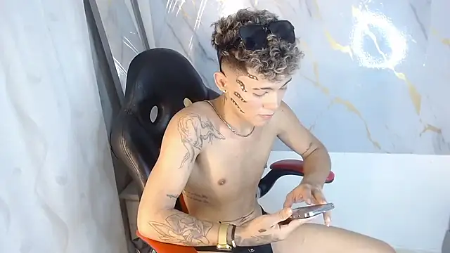 NaimVoss live XXX chat