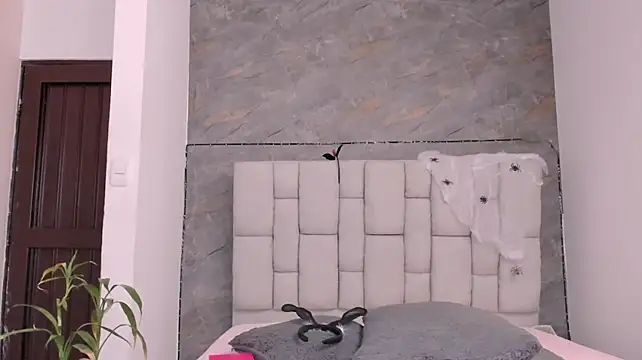 lily_rose1's Live XXX Chat