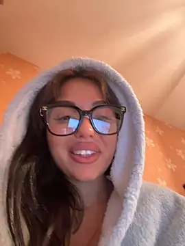 SilkyMira's Live XXX Chat
