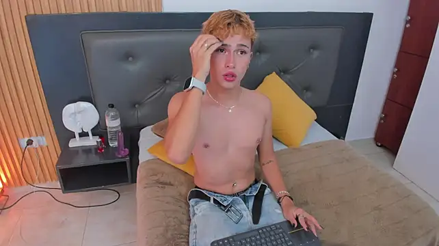 RyanFox1 Adlı Modelin Canlı XXX Sohbeti