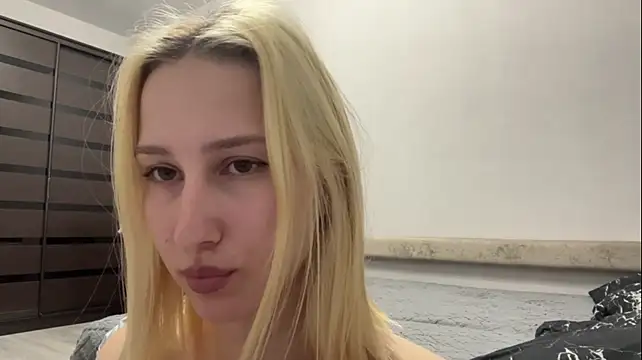 Show modela Oliviaaaa_ na web-kameri