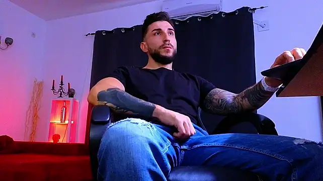 MightyAaron66 XXX чат на живо