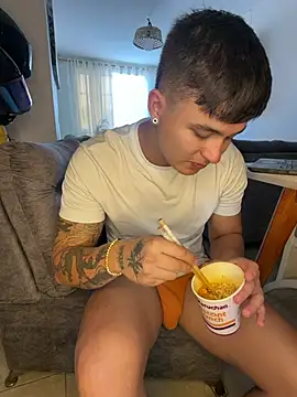 Christopher_strongg XXX чат на живо