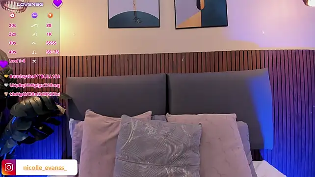 NicolleeEvanss' Live XXX Chat