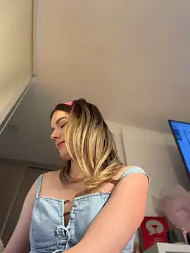 XXX chat uživo modela NicoleCut