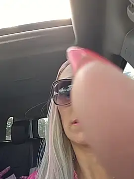 BeautifulBustyBlonde's Live XXX Chat