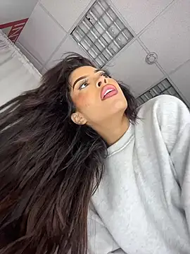 Chat +18 de MystiqueXXX ao vivo