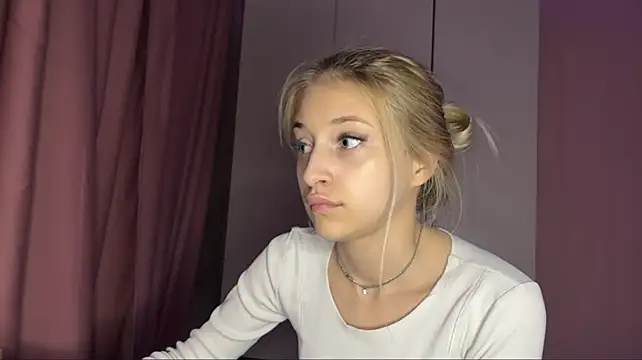 FiveFootBlonde's Live XXX Chat