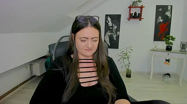 MistressDarrah's Live XXX Chat