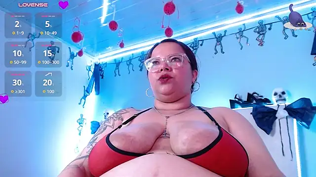 Lillytits élő XXX-chatje