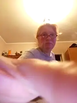 SquirrelFine Live XXX-chat