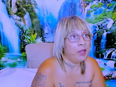 צ'אט XXX בשידור חי  של indianroxy