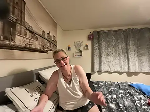 Curvy-Jinx's Live XXX Chat