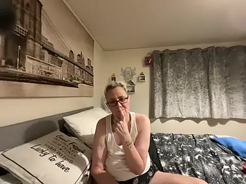 Curvy-Jinx Live XXX-chat