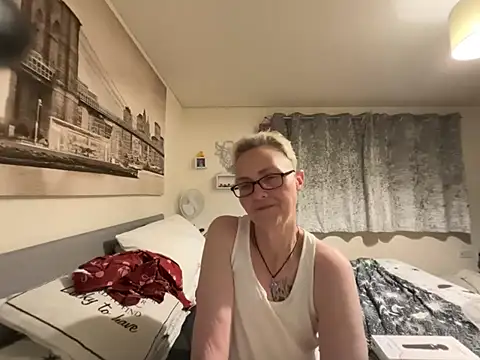 Curvy-Jinx's Live XXX Chat