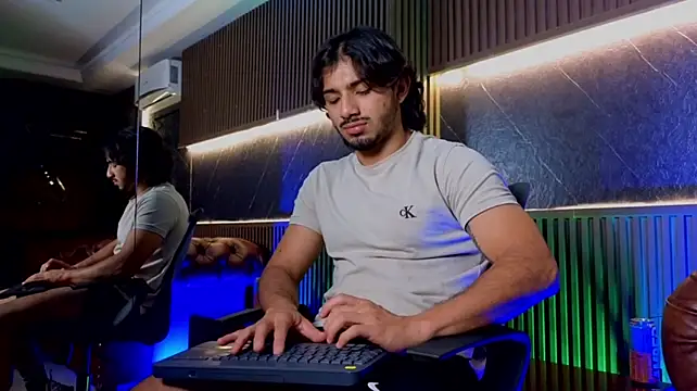 ArturoCardona_ Adlı Modelin Canlı XXX Sohbeti