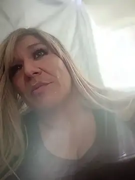 deedeedoll82222's Live XXX Chat