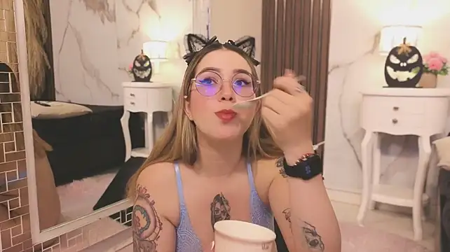 Annyhathatway Adlı Modelin Canlı XXX Sohbeti