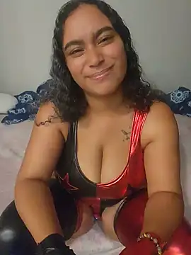 cinnaminnie XXX чат на живо
