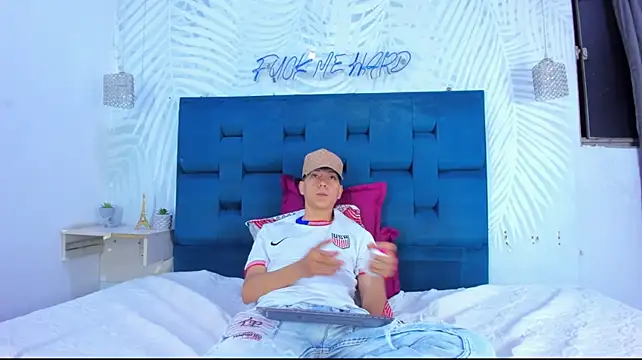 Sammyhot19 élő XXX-chatje