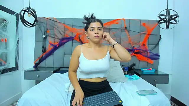 JulieeHabubu's Live XXX Chat