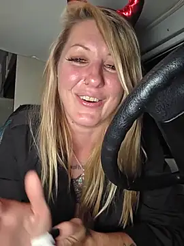 SheIsSomething Live XXX Chat