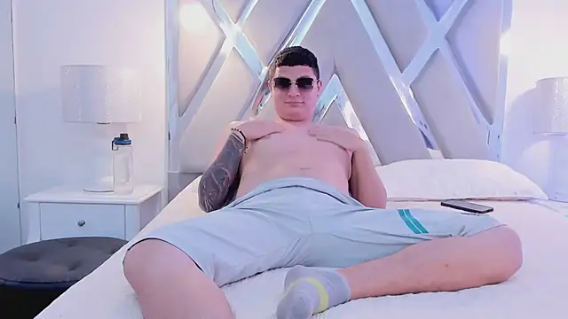Chat +18 de AngelBlue__ ao vivo