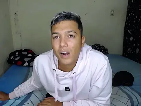 santi_0423 Adlı Modelin Canlı XXX Sohbeti