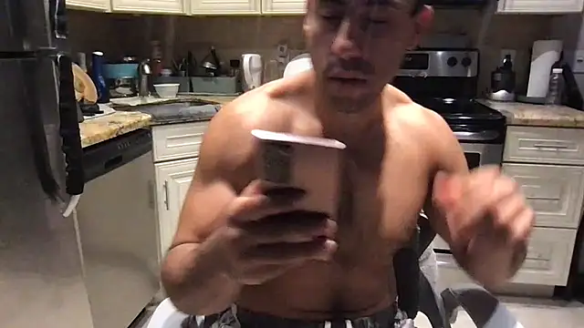 XXX chat uživo modela BigGuyMuscle