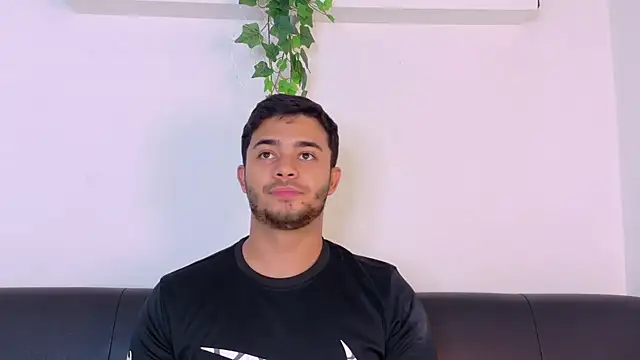 צ'אט XXX בשידור חי של TylerWest_