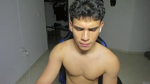 دردشة Adrian_hot01 الجنسية المباشرة
