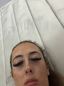 BrunetteBarbieXx_ Adlı Modelin Canlı XXX Sohbeti