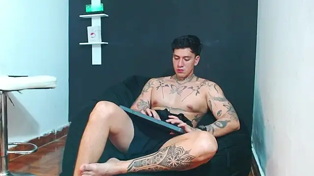 JUSTIN_FULLER1's Live XXX Chat