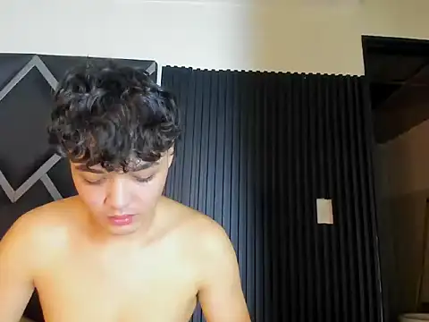 צ'אט XXX בשידור חי של luxee_duo