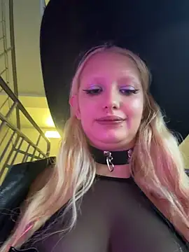 Elfi_InPublic Adlı Modelin Canlı XXX Sohbeti
