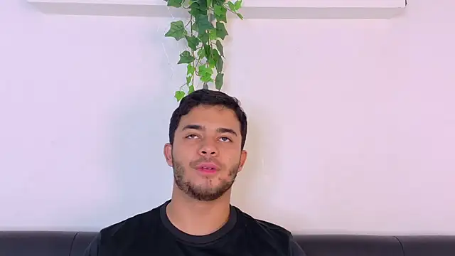 XXX chat uživo modela TylerWest_