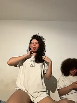 Cutecurly XXX чат на живо