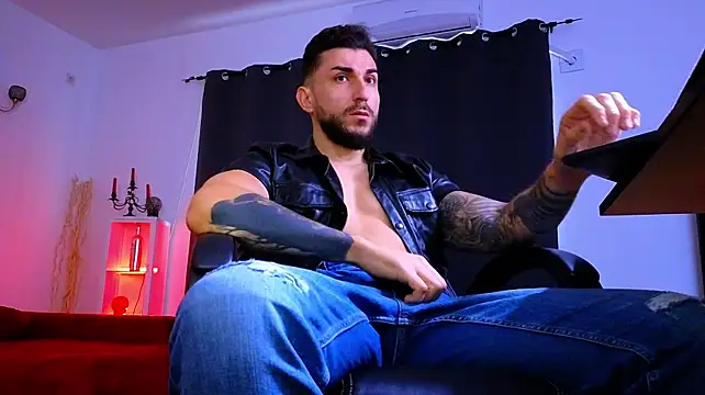 MightyAaron66's Live XXX Chat