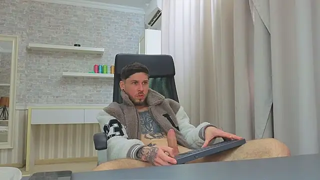 JonahShaw Adlı Modelin Canlı XXX Sohbeti
